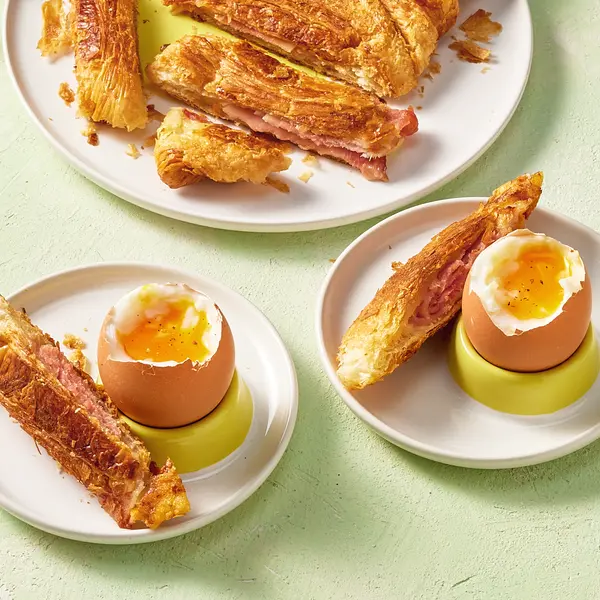 Œuf à la coque & mouillettes de croissant