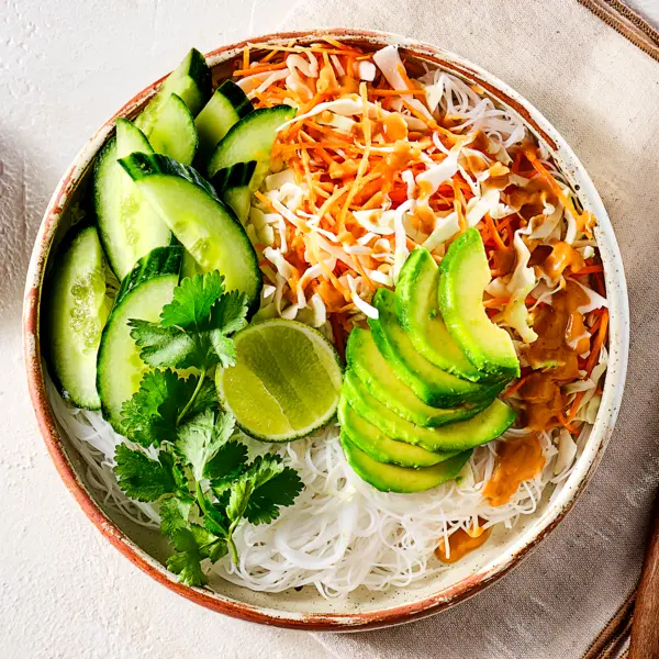 Salade de nouilles & sauce cacahuète