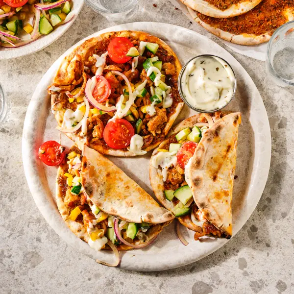 Pitas au poulet façon fajitas aux légumes et sauce avocat