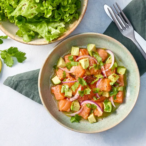 Ceviche de saumon à l'avocat & salade