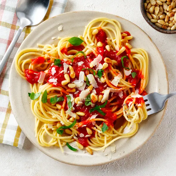 Spaghetti Napoli avec parmesan et pignons de pin