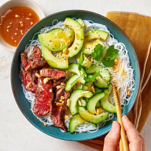 Bowl tataki de bœuf et sauce aigre-douce