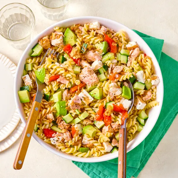 Salade de torti au saumon avocat, poivrons rôtis & féta