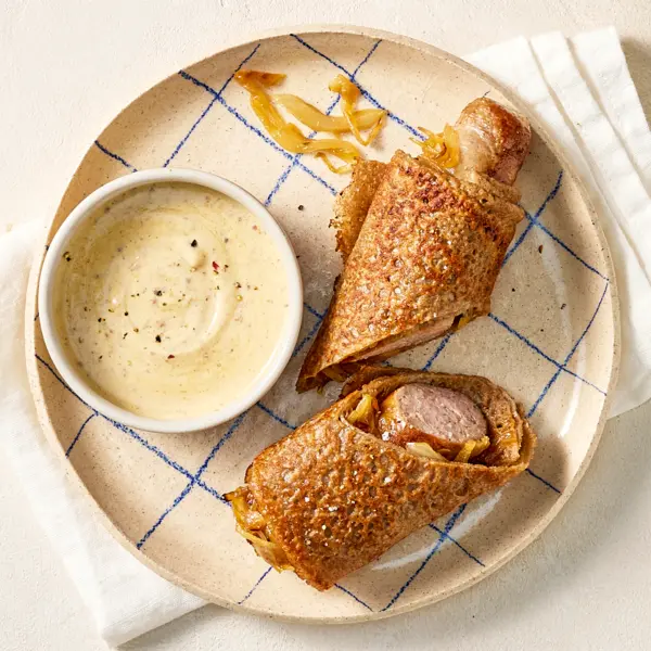 Galette roulée à la saucisse & oignons