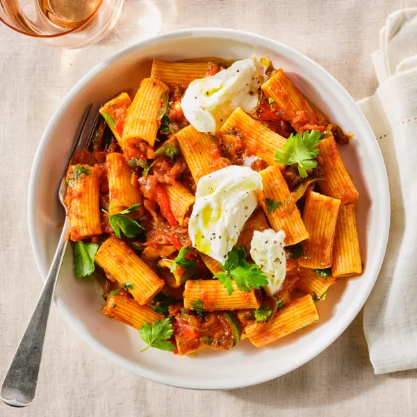 Rigatoni aux filets d'anchois aux poivrons et oignons frits