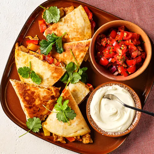 Quesadillas avec salsa de tomates fraîches