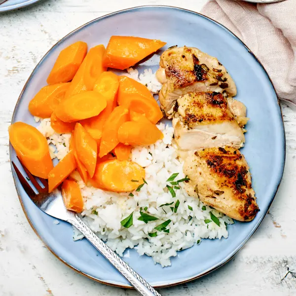 Poulet grillé à l'orange, carottes et riz