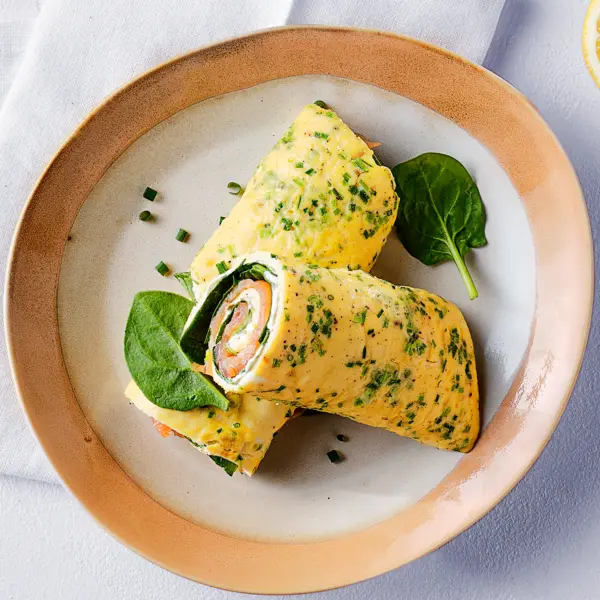 Omelette roulée au saumon fumé