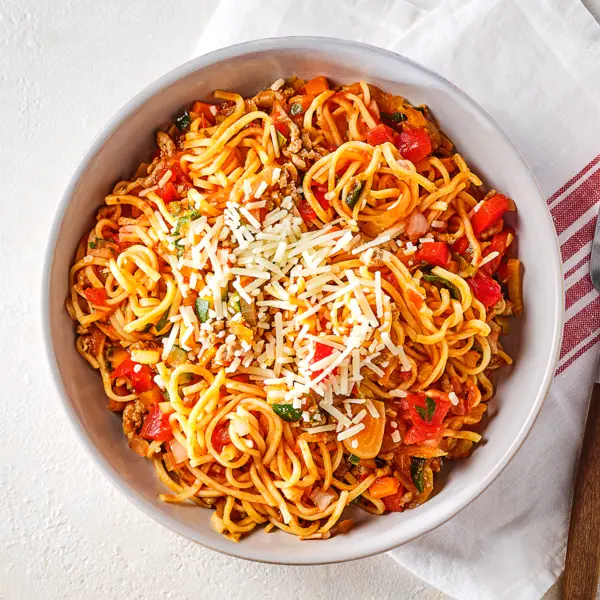 Spaghettis sauce bolo et légumes italiens