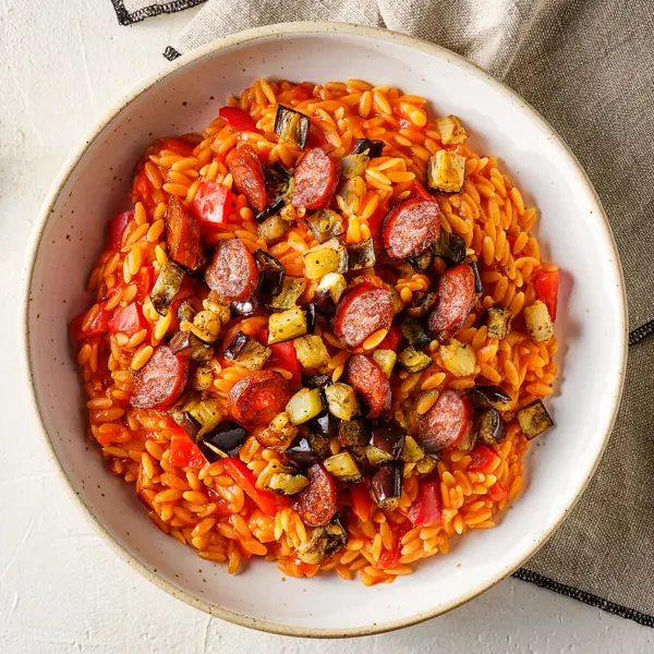 Orzo au chorizo, tomates et aubergines rôties